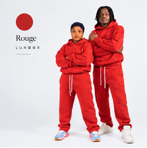 Ensemble de survêtement Lunøør rouge, porté par elle et lui